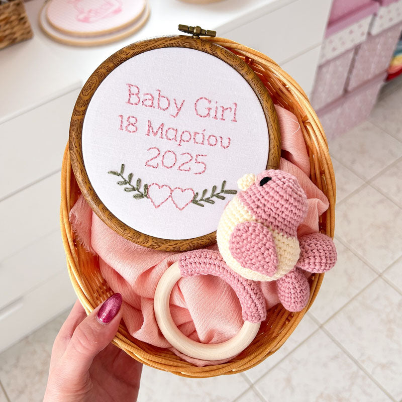 Σετ πλεκτή κουδουνίστρα ροζ αηδόνι και διακοσμητικό τελάρο κεντήματος με τα στοιχεία γέννησης