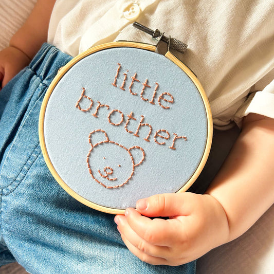 Διακοσμητικό τελάρο κεντήματος για βρεφική φωτογράφιση "little brother", διάμετρος 10εκ