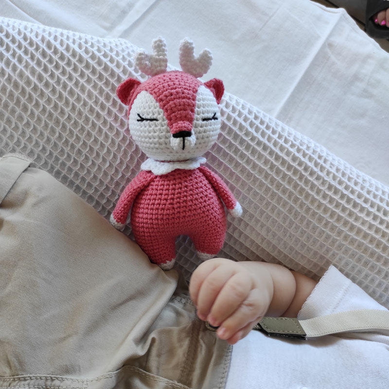 Πλεκτό κουκλάκι amigurumi φούξια ελάφι, ύψος 16εκ