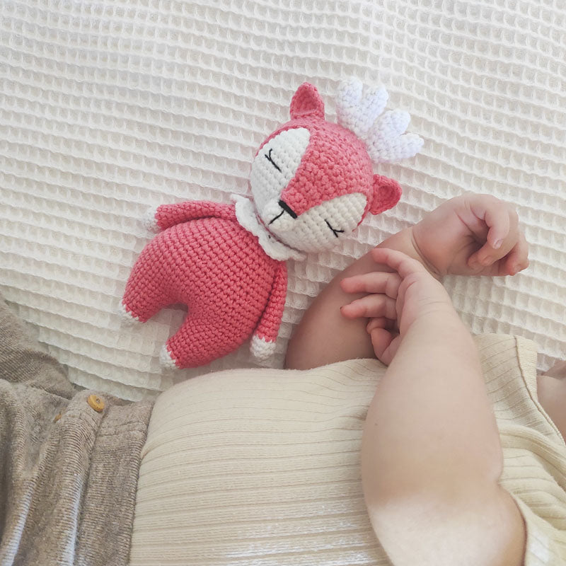 Πλεκτό κουκλάκι amigurumi φούξια ελάφι, ύψος 16εκ