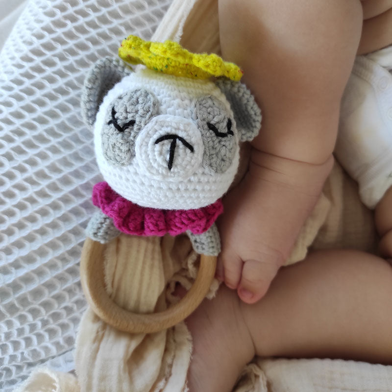 Σετ πλεκτό κουκλάκι λευκό panda και κουδουνίστρα με κορώνα και φούξια γιακά, ύψος 17/15εκ