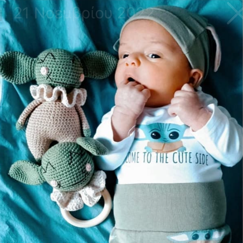 Πλεκτό σετ πράσινο κουκλάκι Baby Yoda και κουδουνίστρα με κρεμ γιακά, ύψος 14εκ/12εκ