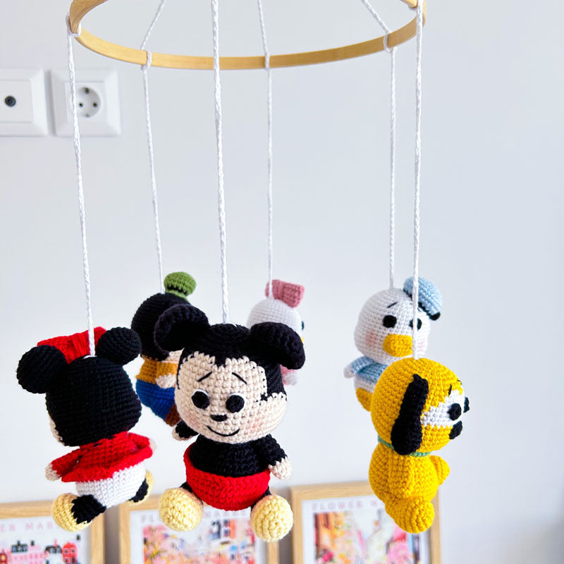 Χειροποίητο διακοσμητικό πλεκτό μόμπιλε με θέμα τον Μίκυ Μάους (Mickey Mouse) για το βρεφικό δωμάτιο