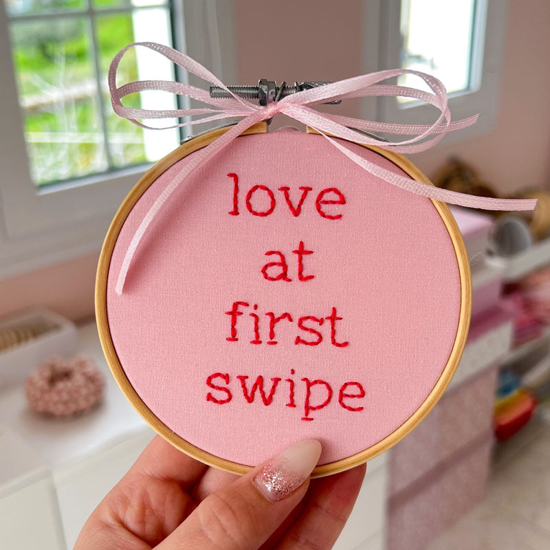 "Love At First Swipe" Διακοσμητικό Tελάρο Kεντήματος για τον Άγιο Βαλεντίνο
