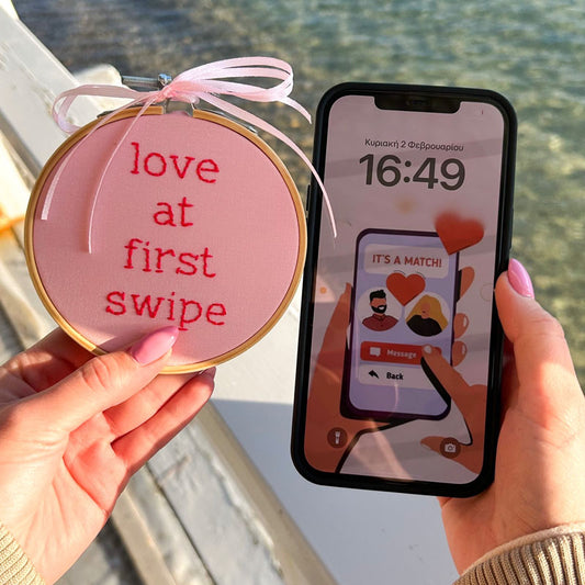 "Love At First Swipe" Διακοσμητικό Tελάρο Kεντήματος για τον Άγιο Βαλεντίνο