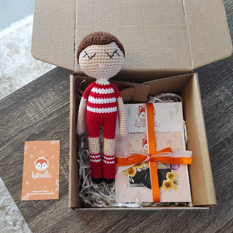 Πλεκτό κουκλάκι αγόρι ποδοσφαιριστής Ολυμπιακός, με ρούχα σε κόκκινο και λευκό χρώμα, ύψος 21εκ