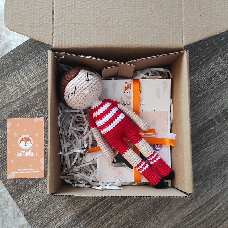 Πλεκτό κουκλάκι αγόρι ποδοσφαιριστής Ολυμπιακός, με ρούχα σε κόκκινο και λευκό χρώμα, ύψος 21εκ