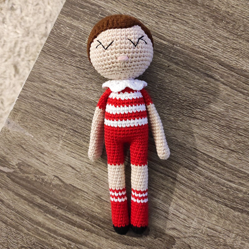 Πλεκτό κουκλάκι αγόρι ποδοσφαιριστής Ολυμπιακός, με ρούχα σε κόκκινο και λευκό χρώμα, ύψος 21εκ