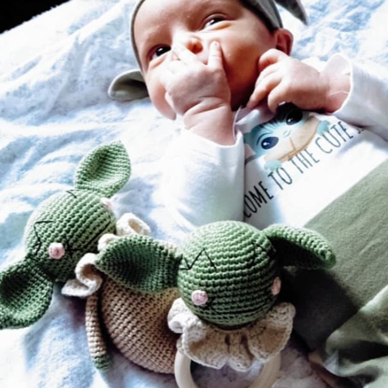 Πλεκτό σετ πράσινο κουκλάκι Baby Yoda και κουδουνίστρα με κρεμ γιακά, ύψος 14εκ/12εκ