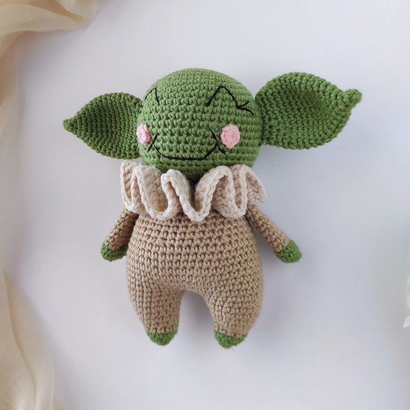 Πλεκτό σετ πράσινο κουκλάκι Baby Yoda και κουδουνίστρα με κρεμ γιακά, ύψος 14εκ/12εκ
