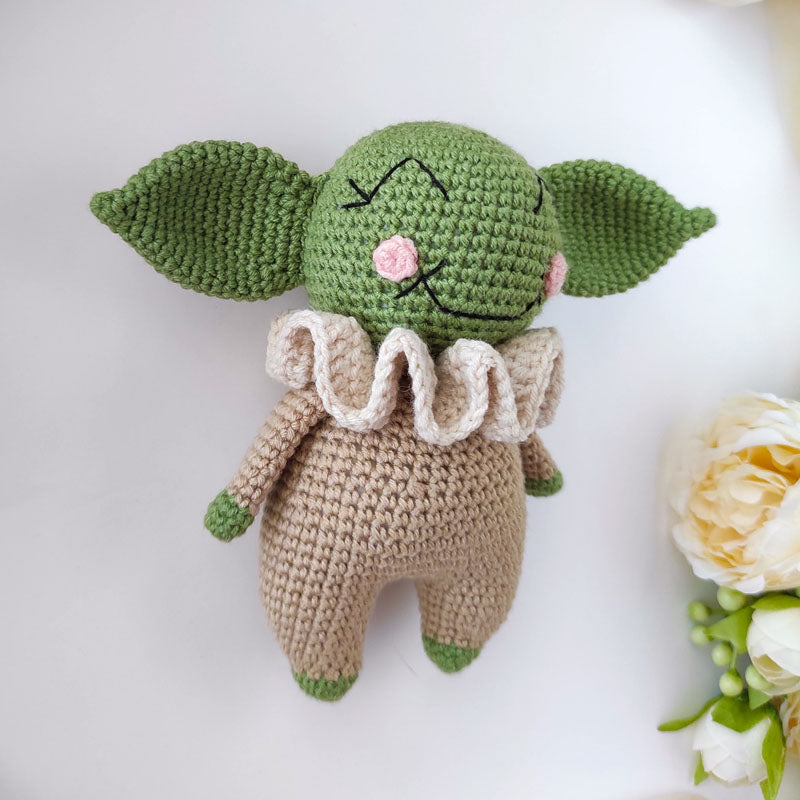 Πλεκτό σετ πράσινο κουκλάκι Baby Yoda και κουδουνίστρα με κρεμ γιακά, ύψος 14εκ/12εκ
