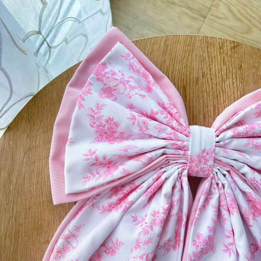 Διακοσμητικός Χειροποίητος Υφασμάτινος Φιόγκος σε Λευκό και Λευκό με Ροζ Παράσταση Αγγελάκια - Ύψος 47εκ Μήκος 30εκ