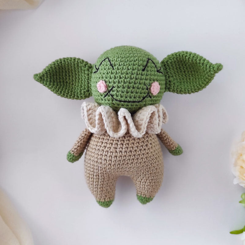 Πλεκτό σετ πράσινο κουκλάκι Baby Yoda και κουδουνίστρα με κρεμ γιακά, ύψος 14εκ/12εκ