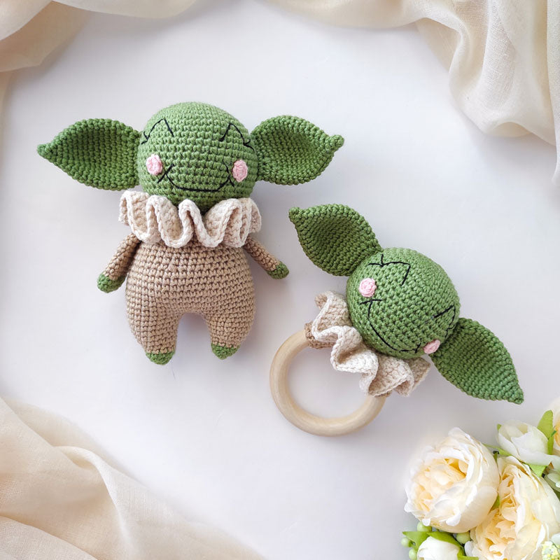 Πλεκτό σετ πράσινο κουκλάκι Baby Yoda και κουδουνίστρα με κρεμ γιακά, ύψος 14εκ/12εκ