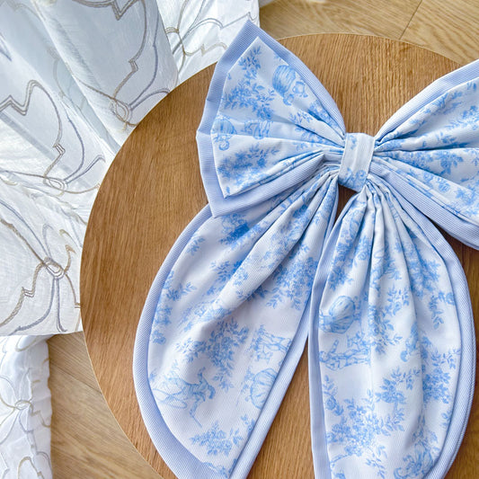 Διακοσμητικός Χειροποίητος Υφασμάτινος Φιόγκος σε Γαλάζιο και Λευκό με Γαλάζιο Παράσταση Αγγελάκια - Ύψος 47εκ Μήκος 30εκ