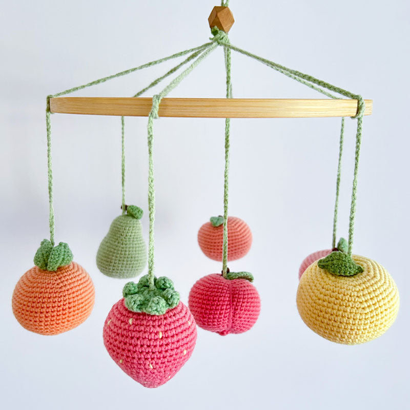 Χειροποίητο Διακοσμητικό Μόμπιλε με Πλεκτά Φρούτα για το Βρεφικό Δωμάτιο