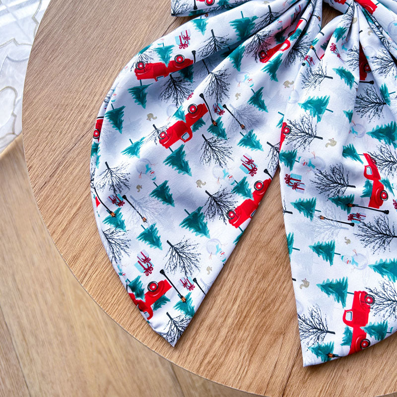 Λευκός με κόκκινα αυτοκίνητα - Διακοσμητικός Χειροποίητος Υφασμάτινος Φιόγκος - Ύψος 45εκ Μήκος 30εκ