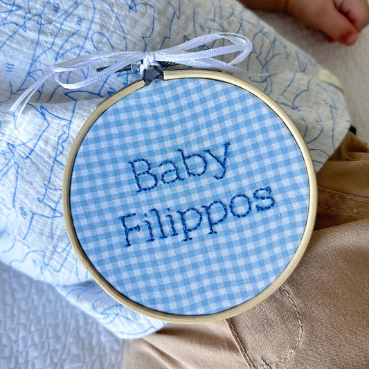 Χειροποίητο Τελάρο Κεντήματος "Baby Name Reveal", διάμετρος 10εκ
