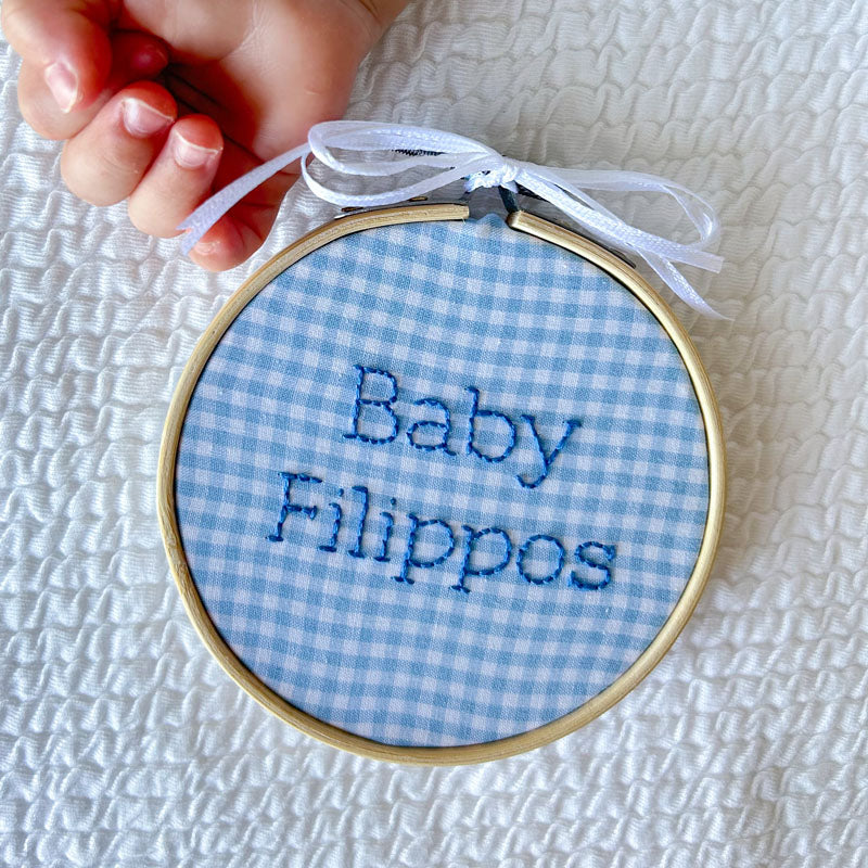 Χειροποίητο Τελάρο Κεντήματος "Baby Name Reveal", διάμετρος 10εκ