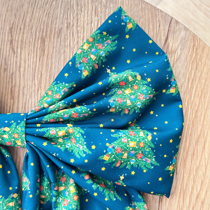 Πράσινος Φιόγκος με Χριστουγεννιάτικα Δέντρα - Διακοσμητικός Χειροποίητος Υφασμάτινος Φιόγκος - Ύψος 45εκ Μήκος 30εκ