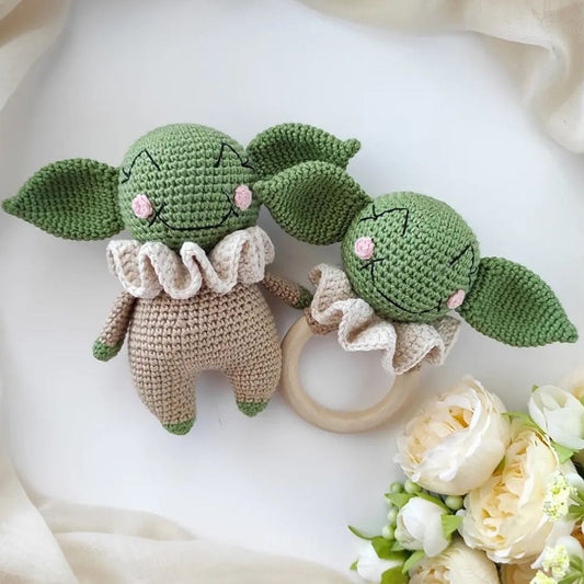 Πλεκτό σετ πράσινο κουκλάκι Baby Yoda και κουδουνίστρα με κρεμ γιακά, ύψος 14εκ/12εκ