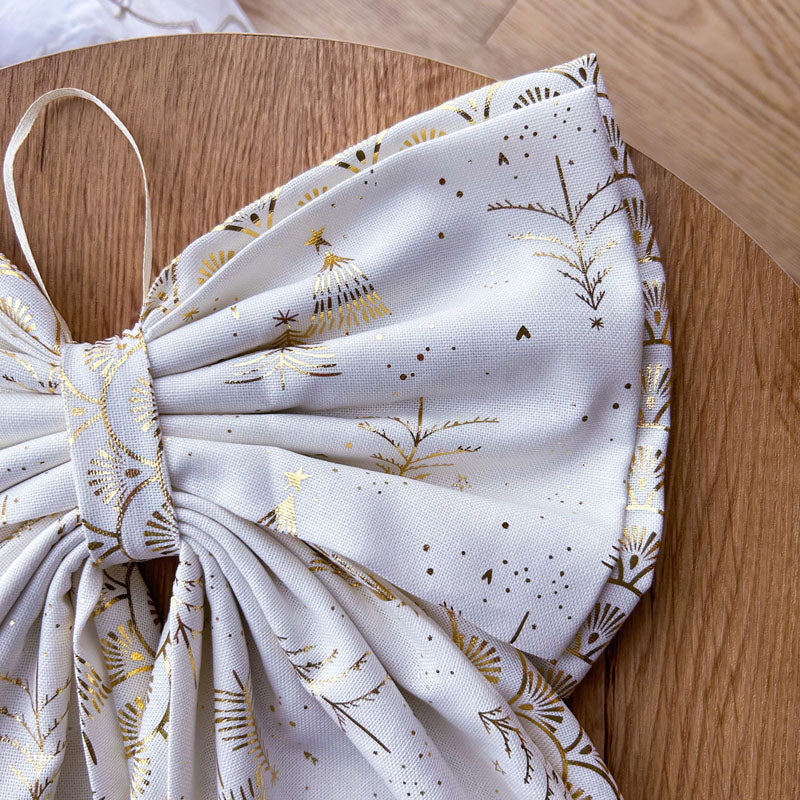 Λευκό ύφασμα καμβάς με χρυσά μεταλλιζέ σχέδια - Διακοσμητικός Χειροποίητος Υφασμάτινος Φιόγκος - Ύψος 47εκ Μήκος 30εκ