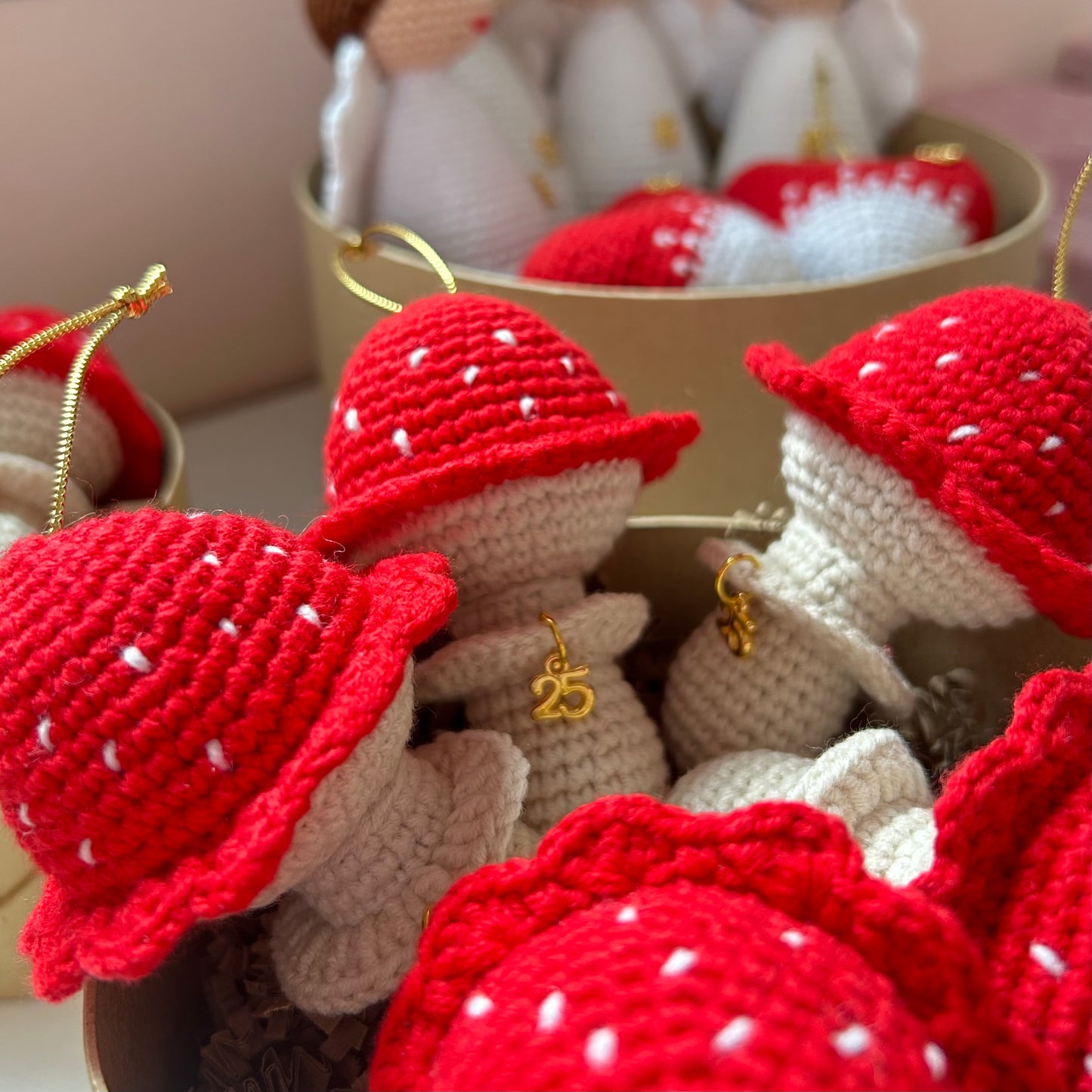 Πλεκτό Χριστουγεννιάτικο Στολίδι / Γούρι Μικρό Μανιτάρι - Ύψος 9,5εκ