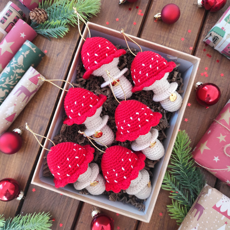 Πλεκτό Χριστουγεννιάτικο Στολίδι / Γούρι Μικρό Μανιτάρι - Ύψος 9,5εκ