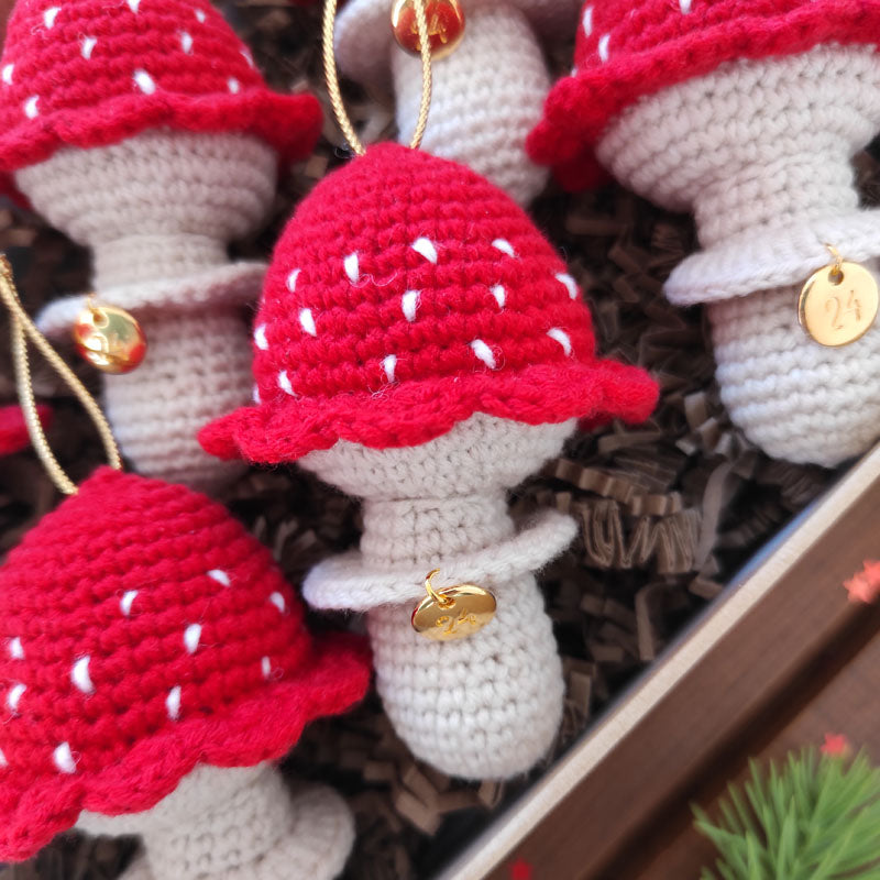 Πλεκτό Χριστουγεννιάτικο Στολίδι / Γούρι Μικρό Μανιτάρι - Ύψος 9,5εκ