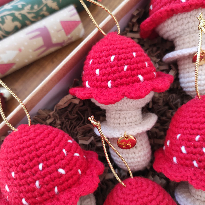 Πλεκτό Χριστουγεννιάτικο Στολίδι / Γούρι Μικρό Μανιτάρι - Ύψος 9,5εκ