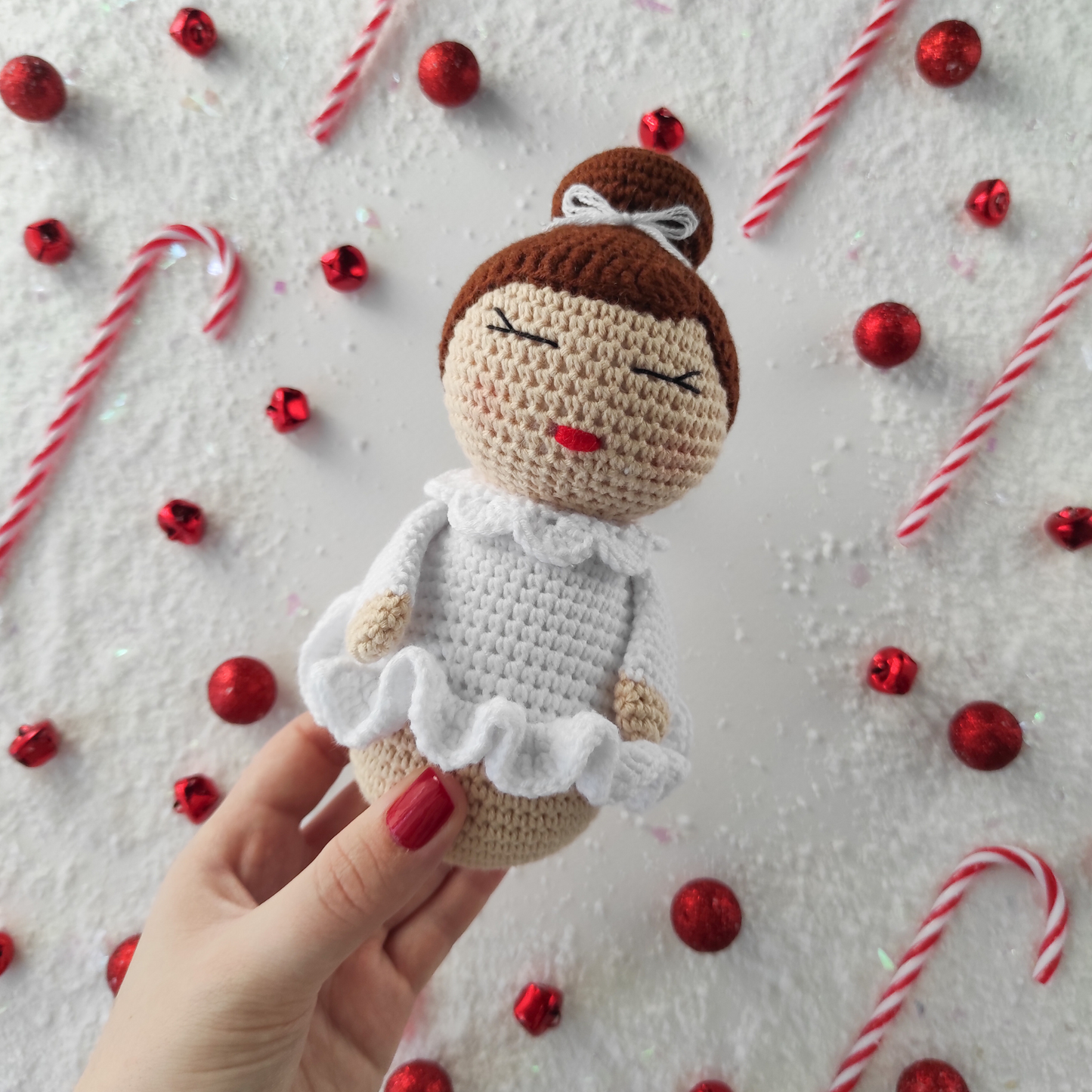 Πλεκτή Κούκλα Μπαλαρίνα με Λευκό Φόρεμα - Χειροποίητο Χριστουγεννιάτικο Δώρο για Μωρά και Παιδιά - Ύψος 16εκ