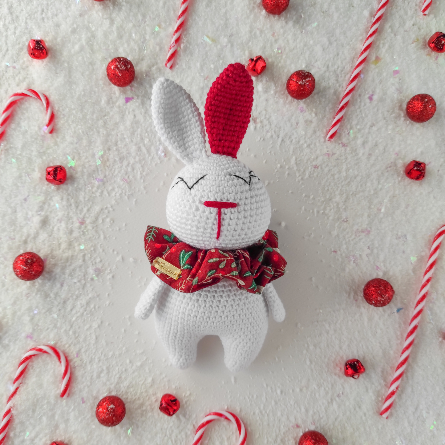 Πλεκτό κουκλάκι Λαγουδάκι με κόκκινο Scrunchy - Χειροποίητο Χριστουγεννιάτικο Δώρο για Μωρά και Παιδιά - Ύψος 19εκ