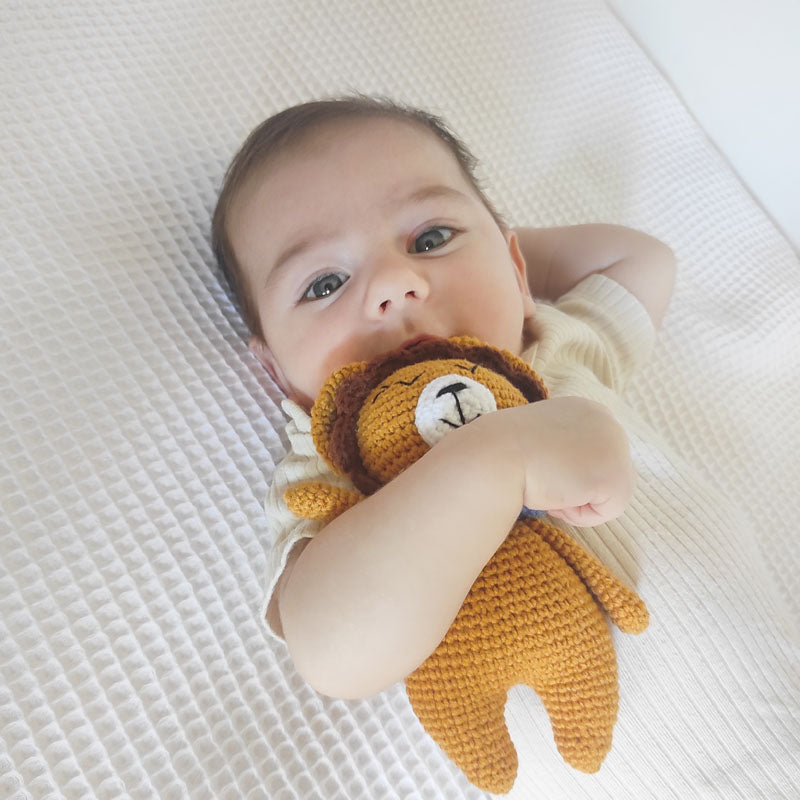 Πλεκτό κουκλάκι amigurumi λιοντάρι σε μουσταρδί χρώμα, ύψος 15εκ