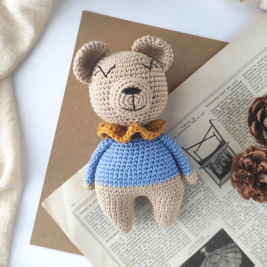 Πλεκτό κουκλάκι amigurumi μπεζ αρκουδάκι με μπλε μπλούζα, ύψος 16εκ