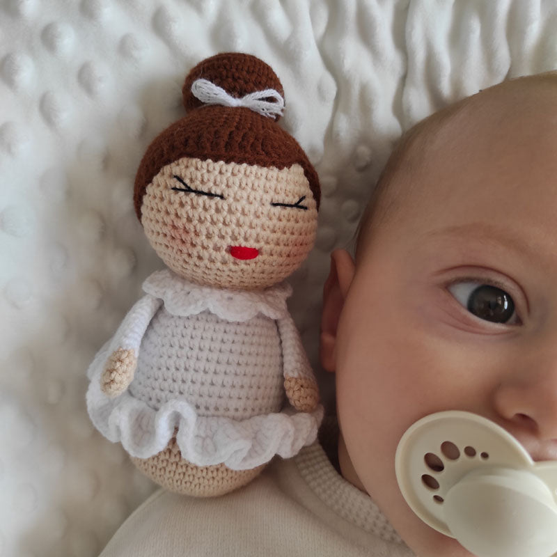 Πλεκτή Κούκλα Μπαλαρίνα με Λευκό Φόρεμα - Χειροποίητο Χριστουγεννιάτικο Δώρο για Μωρά και Παιδιά - Ύψος 16εκ