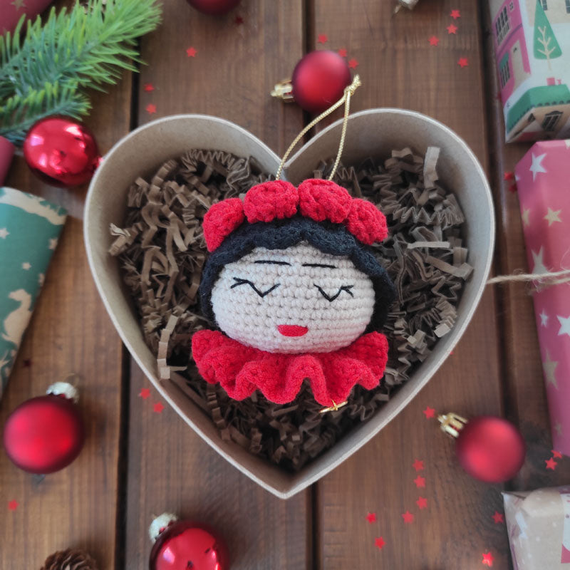 Πλεκτό Χριστουγεννιάτικο Στολίδι / Γούρι Κοριτσάκι Φρίντα - Ύψος 11εκ