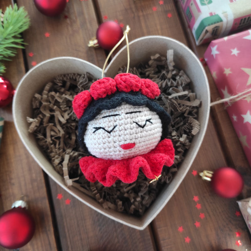 Πλεκτό Χριστουγεννιάτικο Στολίδι / Γούρι Κοριτσάκι Φρίντα - Ύψος 11εκ