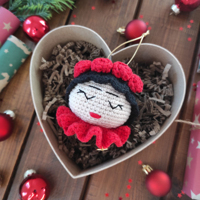 Πλεκτό Χριστουγεννιάτικο Στολίδι / Γούρι Κοριτσάκι Φρίντα - Ύψος 11εκ