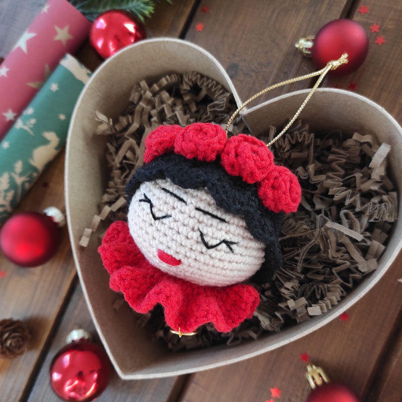 Πλεκτό Χριστουγεννιάτικο Στολίδι / Γούρι Κοριτσάκι Φρίντα - Ύψος 11εκ