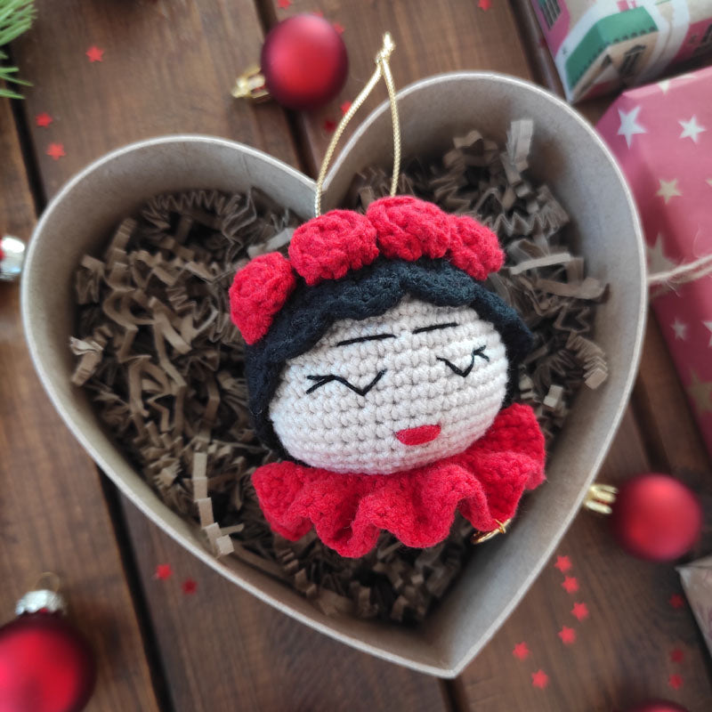 Πλεκτό Χριστουγεννιάτικο Στολίδι / Γούρι Κοριτσάκι Φρίντα - Ύψος 11εκ