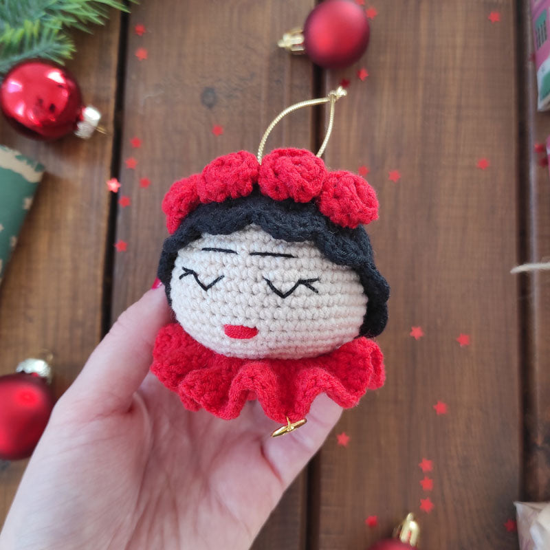 Πλεκτό Χριστουγεννιάτικο Στολίδι / Γούρι Κοριτσάκι Φρίντα - Ύψος 11εκ