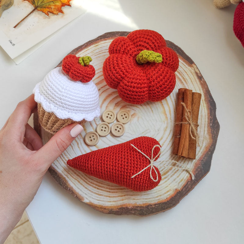 Σύνθεση με Πλεκτά Φθινοπωρινά Διακοσμητικά (κολοκύθα, κάπκεικ, καρδιά και δίσκος)