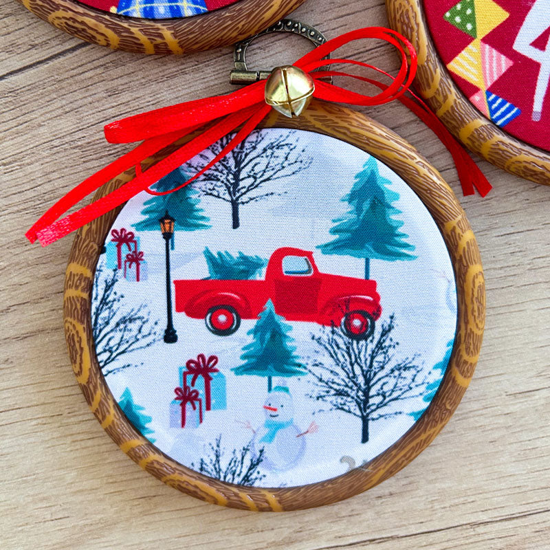 Χριστουγεννιάτικα Στολίδια σε Τελάρο Κεντήματος - 3 Τεμάχια - Αλογάκια Καρουζέλ και Κόκκινο Αυτοκίνητο