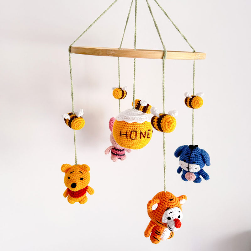 Χειροποίητο διακοσμητικό πλεκτό μόμπιλε με θέμα τον Γουίνι (Winnie The Pooh) για το βρεφικό δωμάτιο