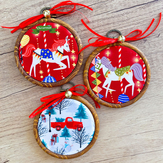 Χριστουγεννιάτικα Στολίδια σε Τελάρο Κεντήματος - 3 Τεμάχια - Αλογάκια Καρουζέλ και Κόκκινο Αυτοκίνητο