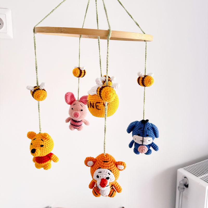 Χειροποίητο διακοσμητικό πλεκτό μόμπιλε με θέμα τον Γουίνι (Winnie The Pooh) για το βρεφικό δωμάτιο