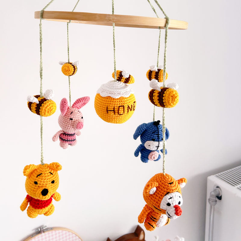 Χειροποίητο διακοσμητικό πλεκτό μόμπιλε με θέμα τον Γουίνι (Winnie The Pooh) για το βρεφικό δωμάτιο