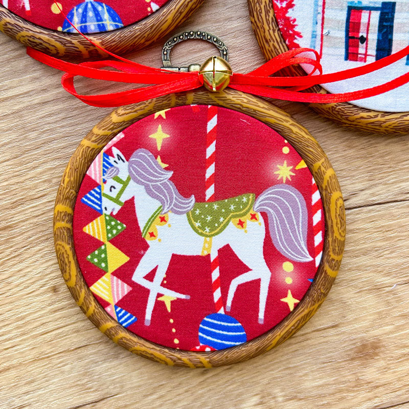 Χριστουγεννιάτικα Στολίδια σε Τελάρο Κεντήματος - 3 Τεμάχια - Αλογάκι Καρουζέλ, Κόκκινο Αυτοκίνητο και Στολίδια