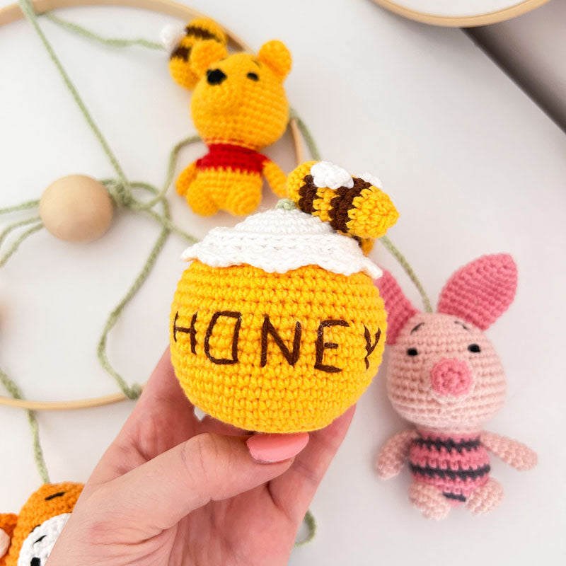 Χειροποίητο διακοσμητικό πλεκτό μόμπιλε με θέμα τον Γουίνι (Winnie The Pooh) για το βρεφικό δωμάτιο