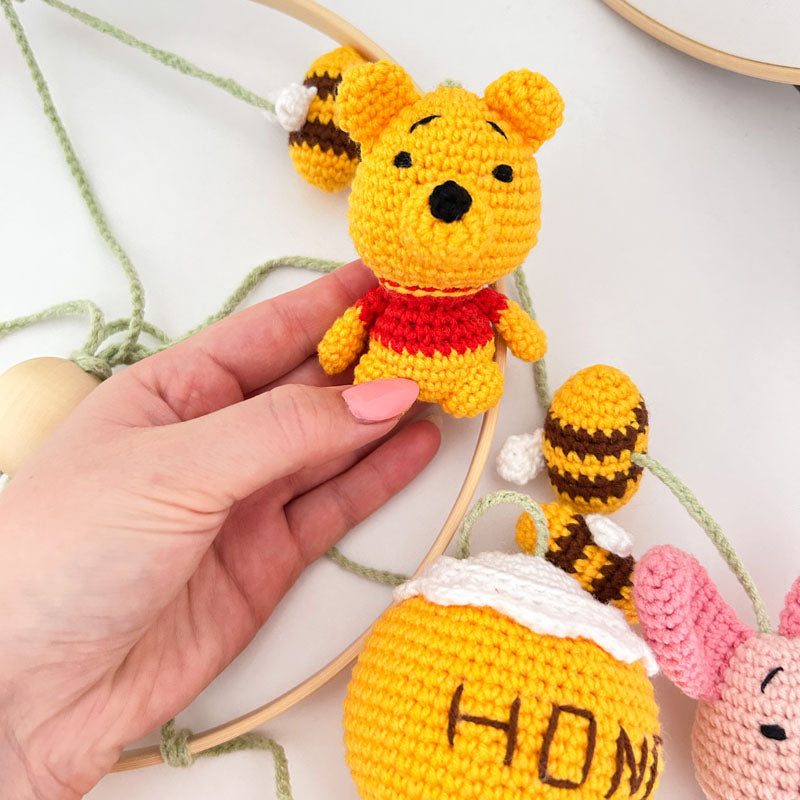 Χειροποίητο διακοσμητικό πλεκτό μόμπιλε με θέμα τον Γουίνι (Winnie The Pooh) για το βρεφικό δωμάτιο